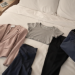 身軽すぎて税関に止められる!?10年の出張と修行で辿り着いた、私の「失敗しない旅服」3点セット